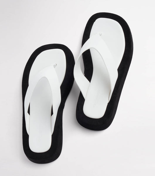 Tony Bianco Ives Milk Capretto 3.5cm Tanga-Sandalen Weiß | CHQCS29091